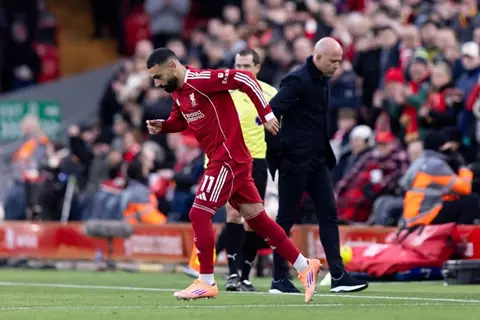 قرار اضطراري.. الإصابة تجبر سلوت على مشاركة صلاح مع ليفربول ضد برايتون (فيديو وصور)